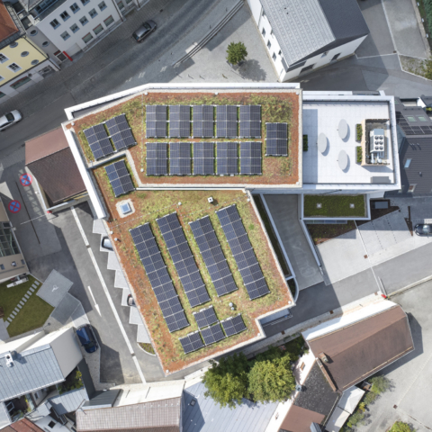 Westlicher Stadtgraben 4 Deggendorf, Draufsicht mit Dachbegrünung und Photovoltaik Westlicher Stadtgraben 4 Deggendorf, Draufsicht mit Dachbegrünung und Photovoltaik